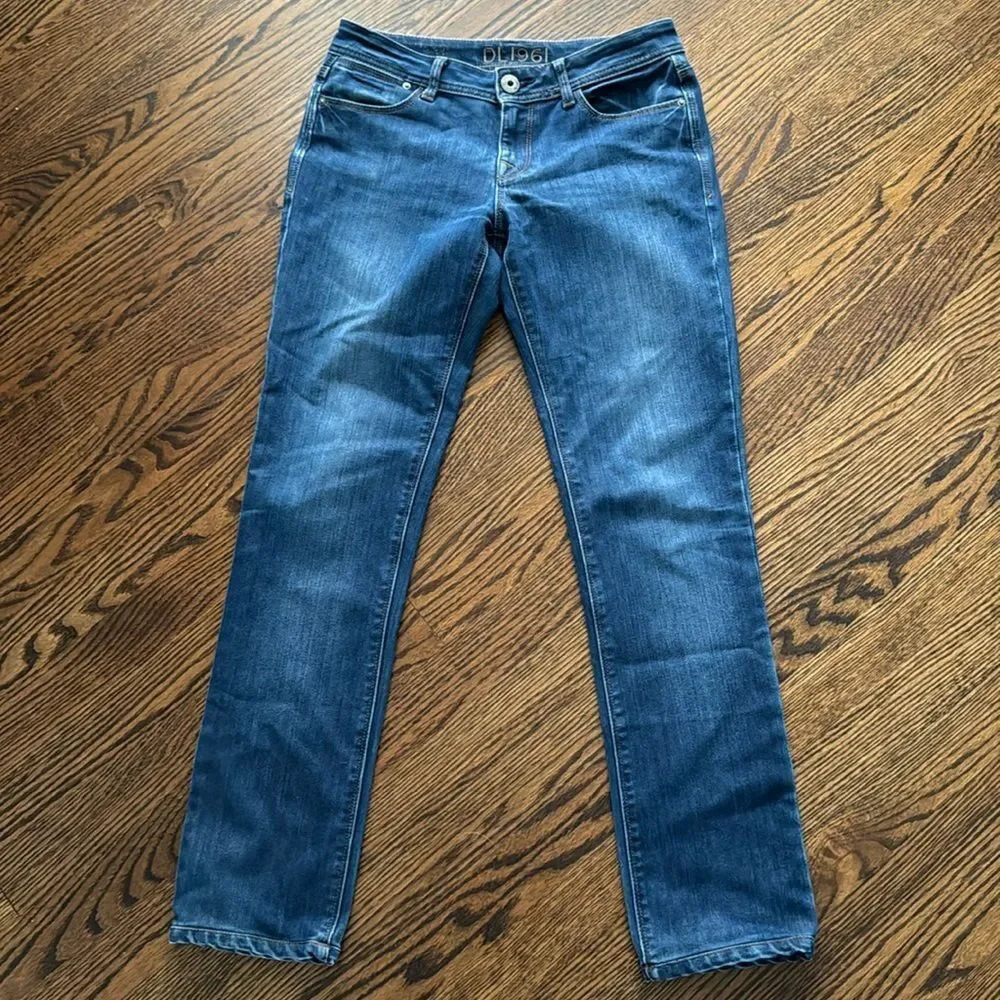 DL1961 medium wash 5-pocket straight leg jeans. Size 27.